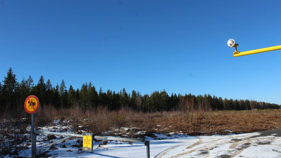 Västerviks flygplats i Mommehål. Bilden är tagen 2022, vid den förlängda delen ut mot Svinnersbovägen. Pengar till den flygplatspersonal som krävs enligt Scanfliputredningen finns inte i budgeten, enligt kommunalrådet. 