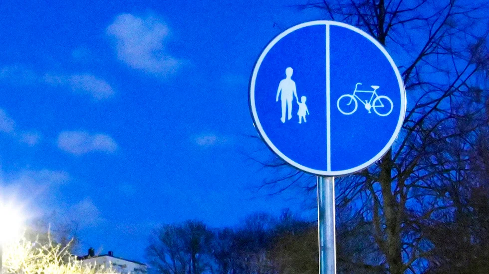 Skribenten har uppmärksammat att bilar kör på en gång- och cykelväg i Burträsk.