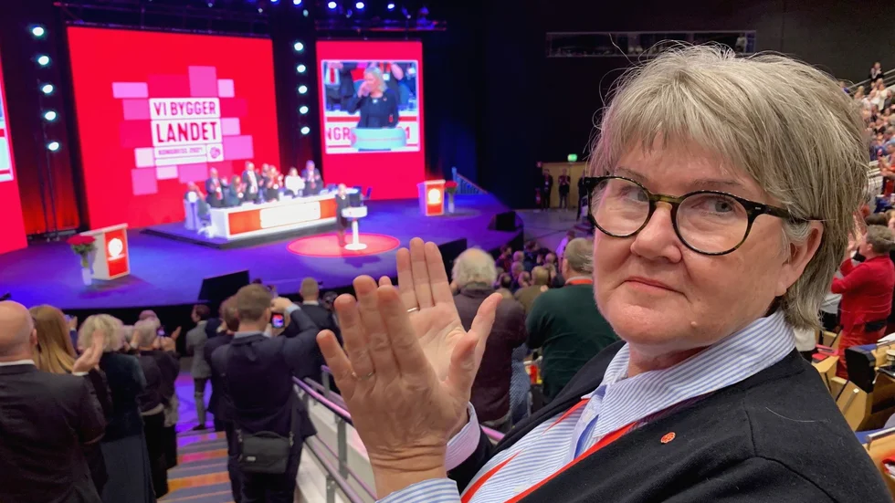 Oppositionsrådet i Vimmerby, Helen Nilsson (S) applåderar Magdalena Andersson som ny partiordförande på S-kongressen för några veckor sen. På onsdagen var Magdalena Andersson tillträdande statsminister i sju timmar. Helen Nilsson tror att hon snart väljs på riktigt.