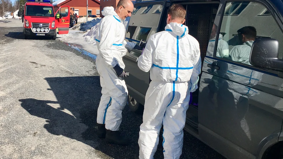 Vid 13-tiden på tisdagen inledde polisens tekniker en brottsundersökning vid brandplatsen på Björklundsgatan. 