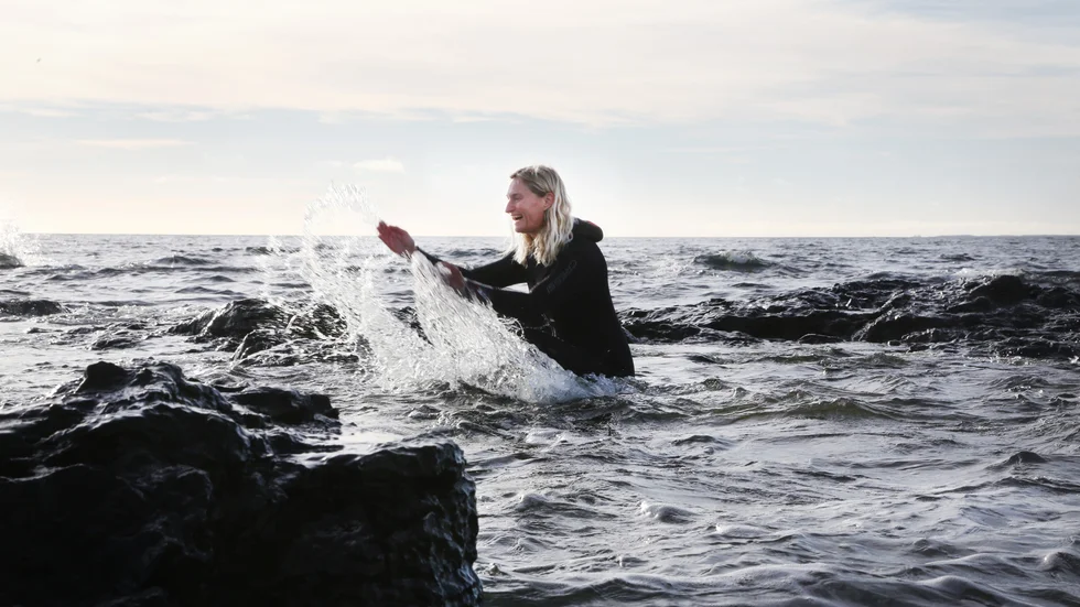 Ljuset som bryter genom våg efter våg blev vägen tillbaka. Cecilia Mellberg har nu sammanställt sina fem år vid havet i en film som visas i Visby domkyrka.