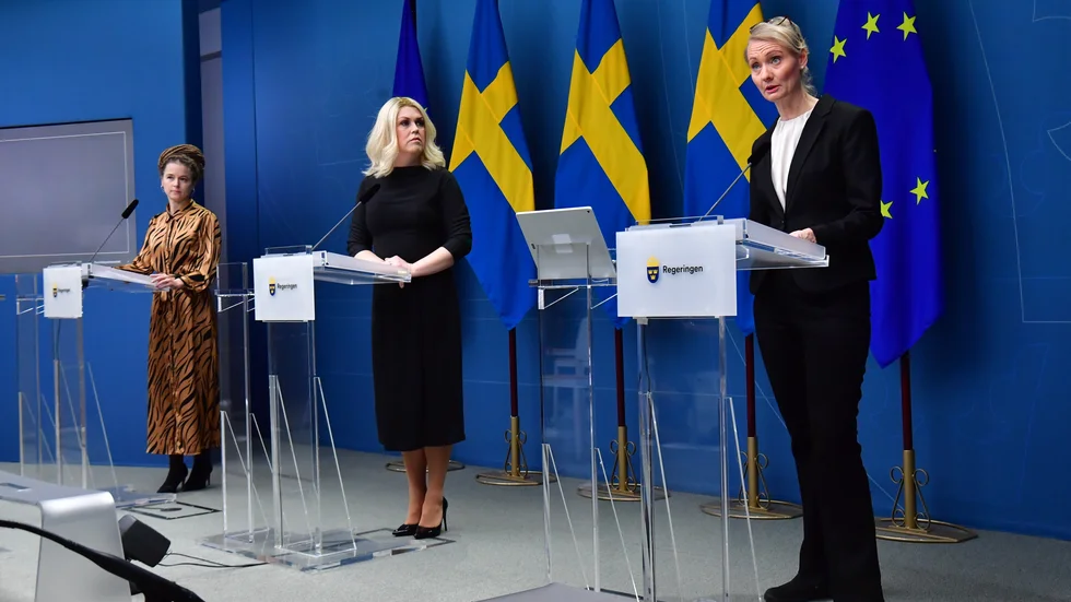 Kultur- och demokratiminister Amanda Lind (MP) håller pressträff tillsammans med socialminister Lena Hallengren (S) och Folkhälsomyndighetens Karin Tegmark Wisell.