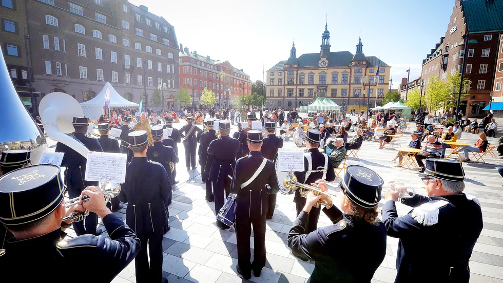 Skyttemusikkårens blåsorkester är en av liveakterna under torsdagens insamlingskväll för Ukraina på Eskilstuna teater.