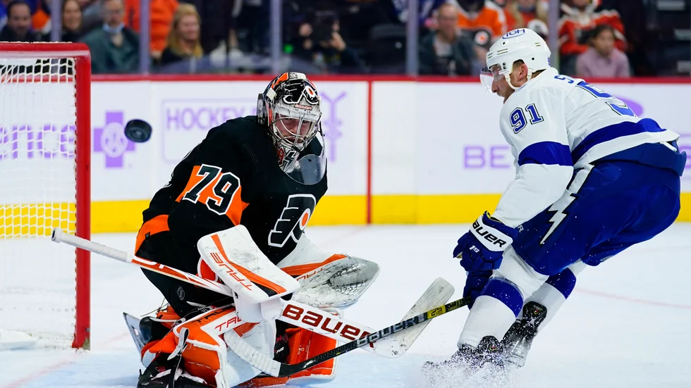 Philadelphias målvakt Carter Hart utmanas av Tampa Bays Steven Stamkos.