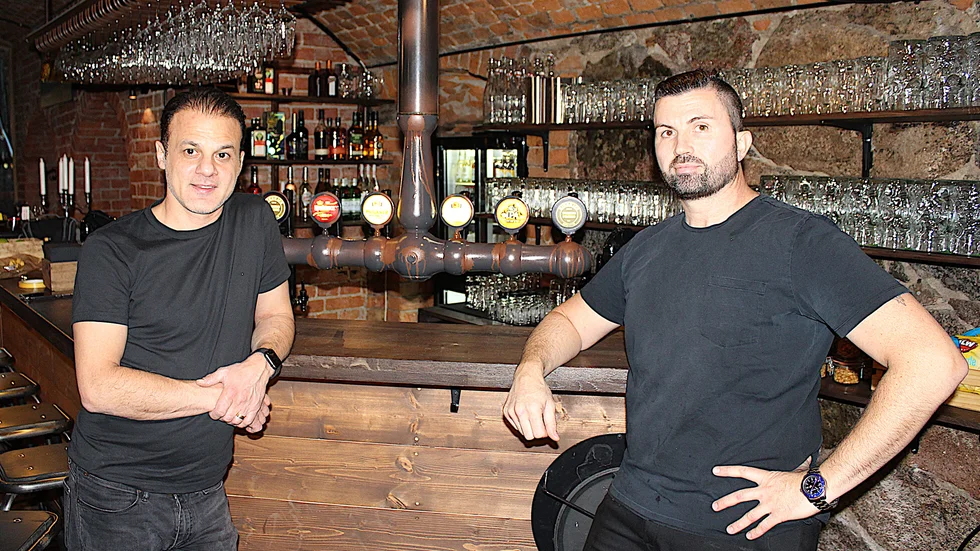 Johannes Soner, till vänster, har öppnat Bierhaus i lokalerna där han tidigare drev Johannes Kök. Teodor Stoykov kommer att arbeta med lite av varje på det nya stället.