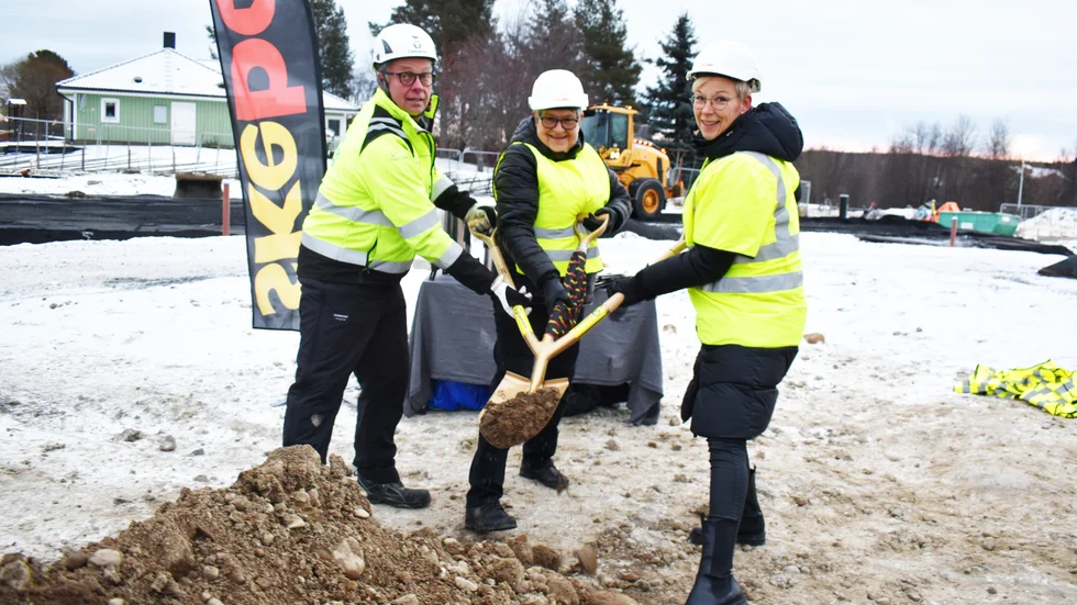 Skebos Harriet Classon och Åsa Andersson tog det första spadtaget tillsammans med Contractors vd Klas Nyström (t v).