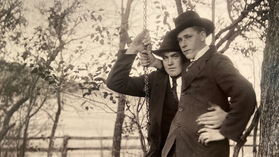 Ingen vet i dag vilka de två männen i gungan är. Fotot är taget i Sävesta i Altuna socken någon gång mellan 1910 och 1920. Har du släkt från trakten kanske du kan hjälpa till att identifiera männen? 