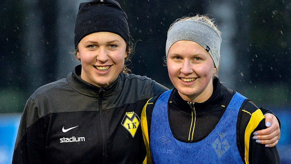 Medletjejer. Fast de spelar mestadels i byns främsta rival Myckle. ”Vi hade väl inget val”, säger de med Emmy och Agnes Grehn och skrattar. Foto: Annika Eriksson.