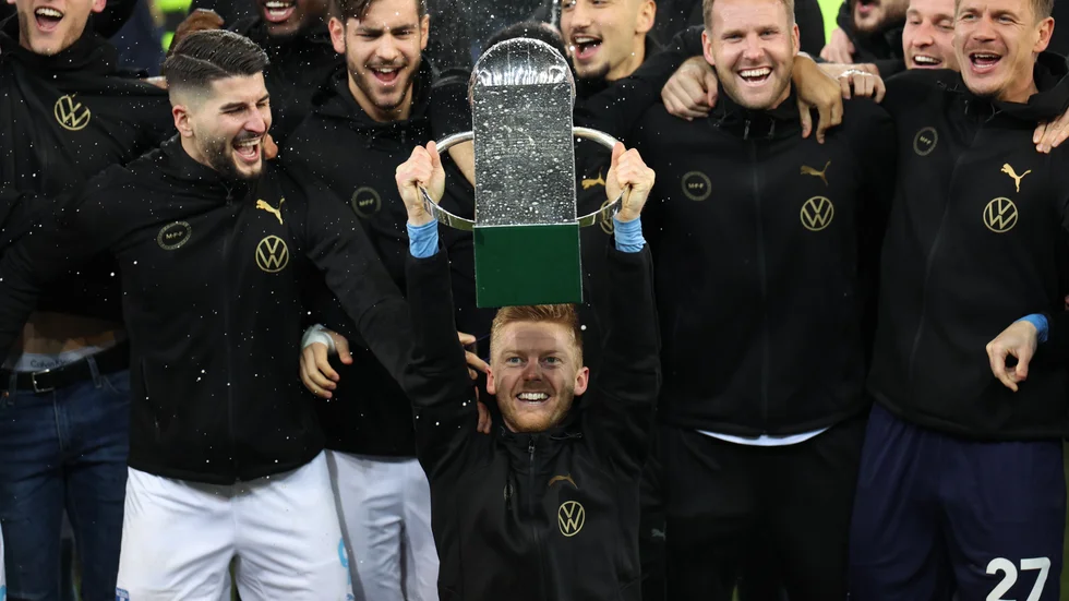 Anders Christiansen, lagkapten i Malmö FF, lyfter Lennart Johanssons pokal efter Malmö FF tagit SM-guldet.