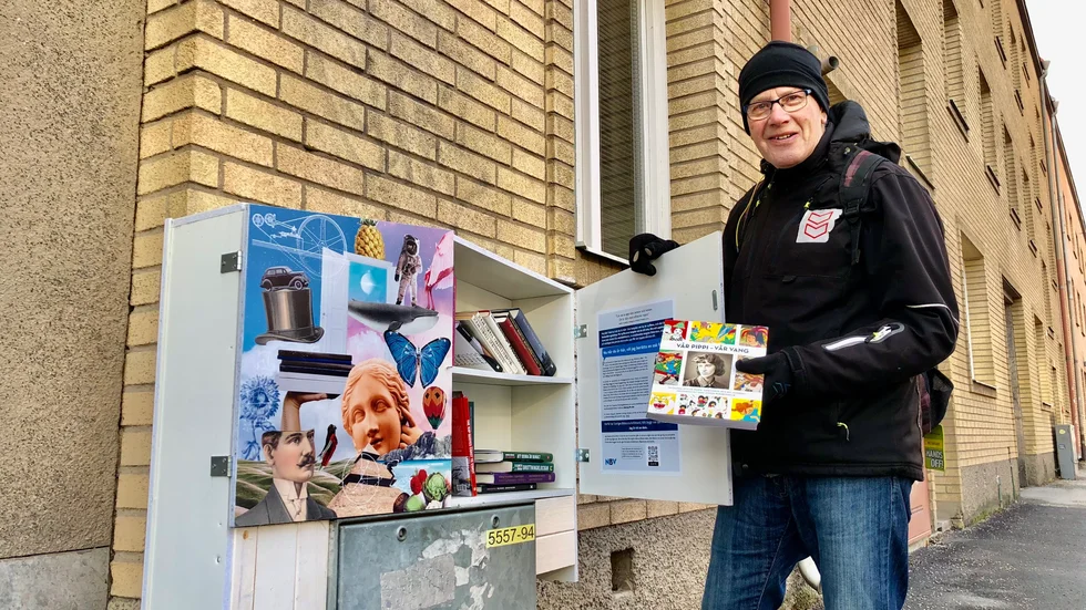 Bo Seger, Eskilstunabo, passerar minibiblioteket efter ärenden i centrum. Han hoppas att det ska hållas snyggt utan sabotage och överleva oväder.