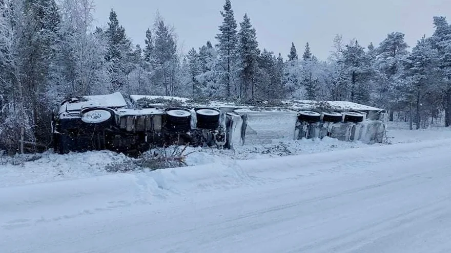 Lastbilen behöver bärgas.