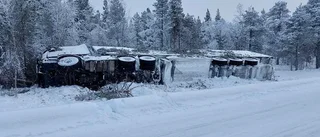 Uppdatering – lastbil välte på E45