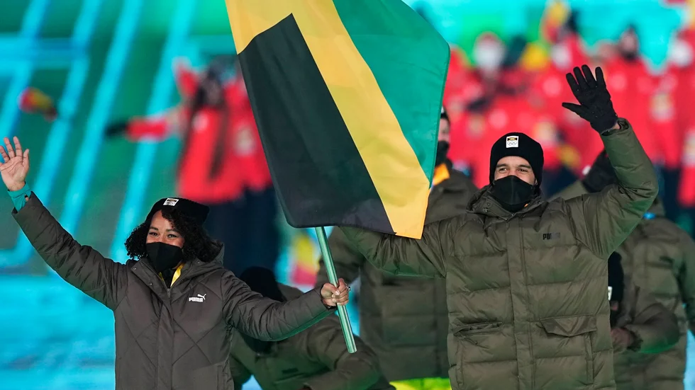 Jazmine Fenlator-Victorian, till vänster, och Benjamin Alexander bar Jamaicas flagga på invigningen.