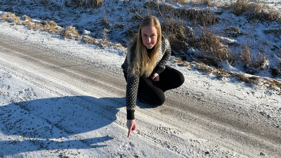 Ann-Sofie Johansson visar spåret av vargens tass i Östra Harg den 2 februari 2022.