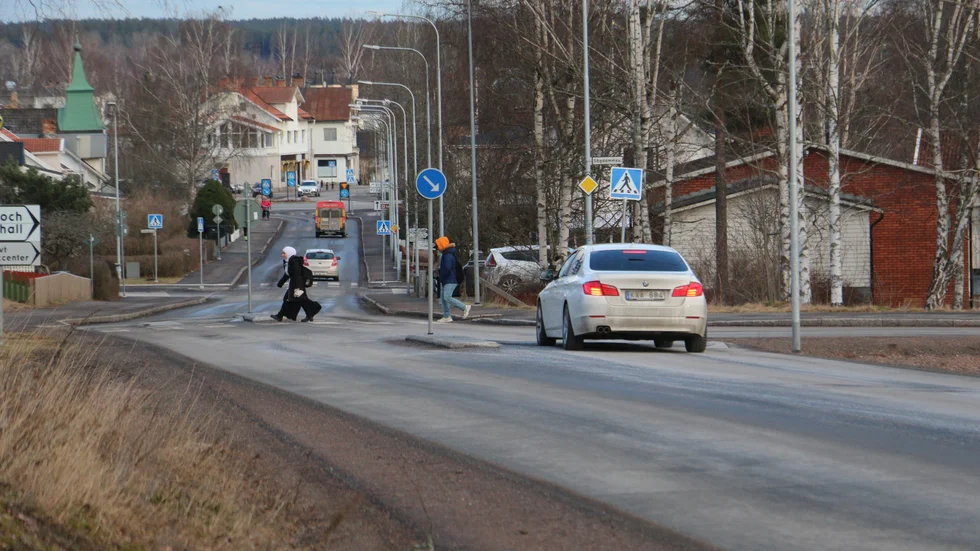 Ombyggnaden av Hagadalsgatan har lett till att busschaufförerna sitter med hjärtat i halsgropen, något som hade kunnat undvikas om yrkeschaufförerna tillfrågats innan, menar skribenterna.