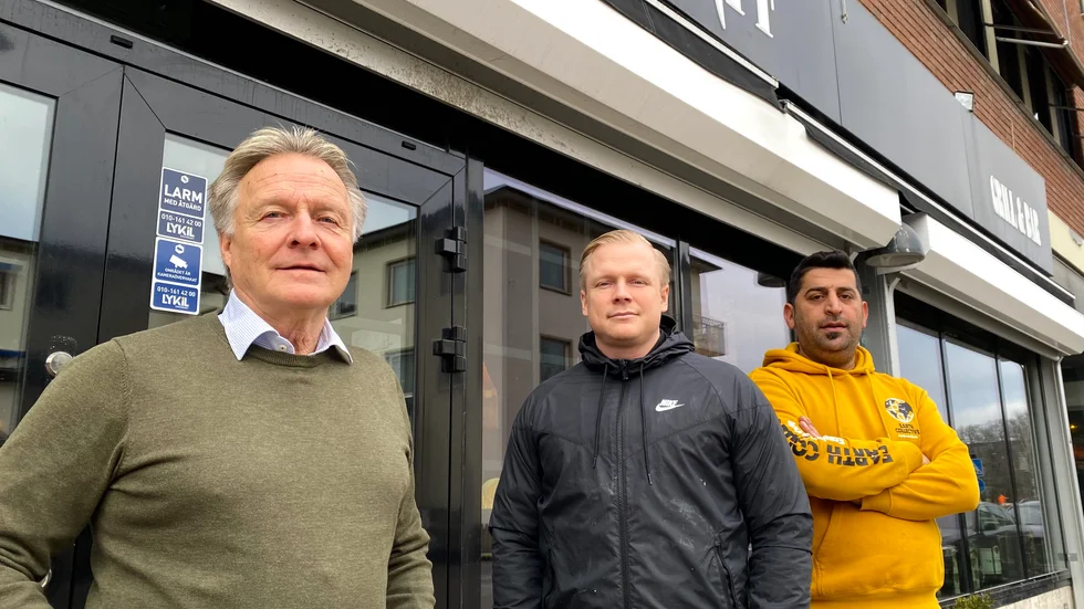 Göran Pettersson, ägare av Biff och grill, ser fram emot att återgå till "vanlig" verksamhet. Han syns till vänster i bild. Bredvid honom syns de två driftansvariga: André Pettersson, 32, och Maikel Qiryaqos, 36. 
