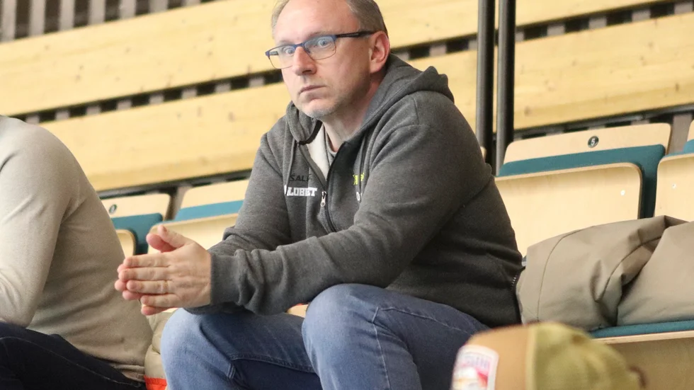 Tomas Larsson, ordförande i KIB väntar liksom på spelarna i damlaget på ett besked om var laget ska spela nästa säsong.