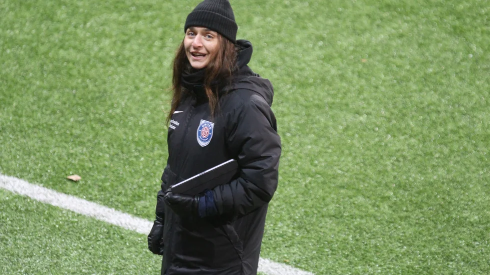 Eskilstuna United-tränaren Elena Sadiku har tillsammans med Fredrik Bernhardsson implenterat ett nytt 4-3-3-system till i år.