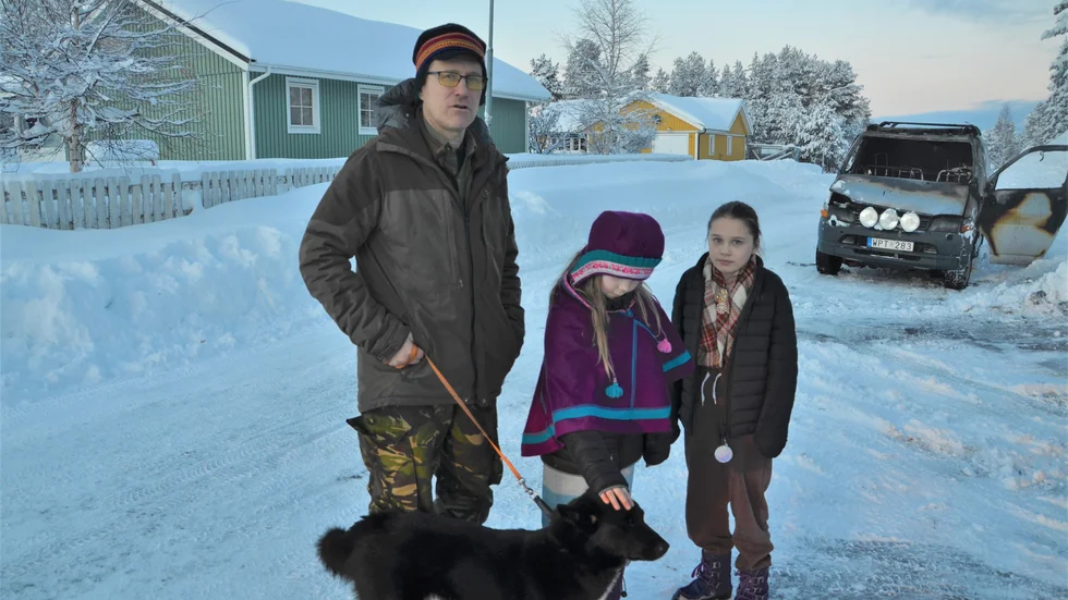 Nils Ola Parffa tillsammans med barnen Inga Märta och Ella Ristin Rimpi och hunden Tjappe som räddades ut den brinnande bilen. 