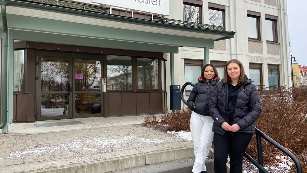 Phloi Pantakool och Tilda Karlsson 
går första året på barn- och fritidsprogrammet på Lindengymnasiet. De är nöjda med inriktningen de valde och tycker att både lärarna och skolan är bra. 