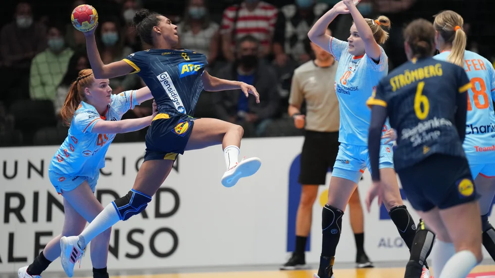 Sveriges Jamina Roberts skjuter i gruppfinalen mot Nederländerna.