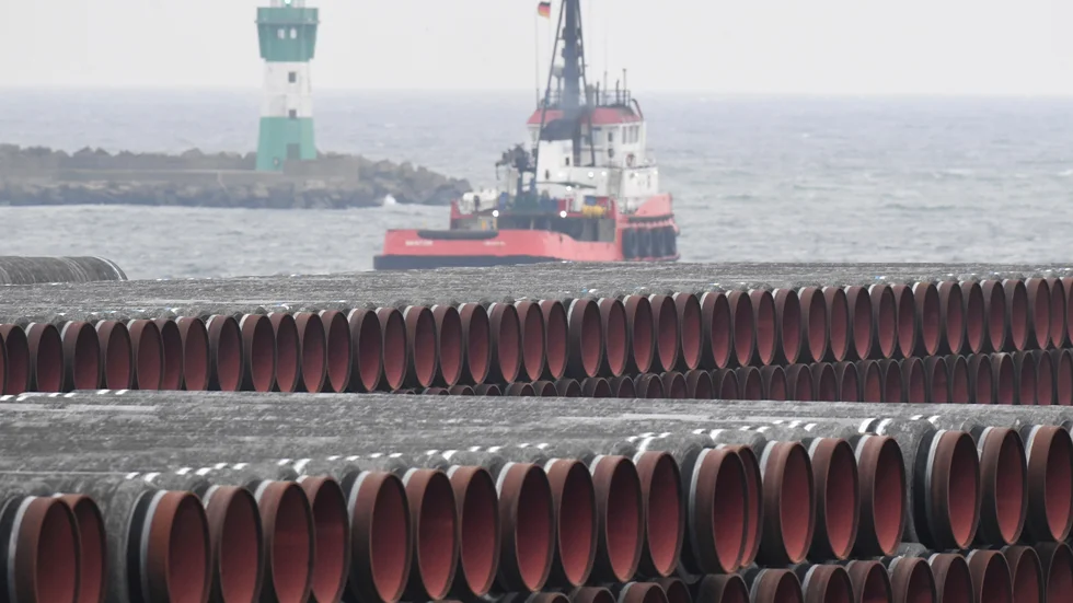 Rör till gasledningen Nordstream 2 i Östersjön ligger staplade i hamnen vid Sassnitz i Tyskland. Arkivbild.