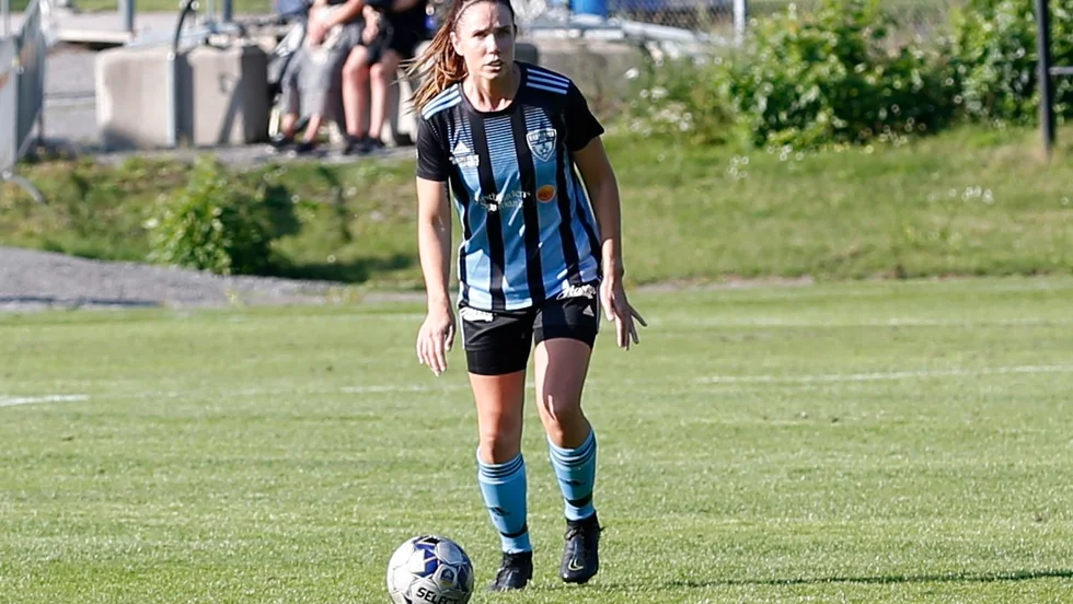 Som lagkapten får Erika Bertilsson en viktig roll i Västervik Damfotboll som är nykomlingar i division 2.