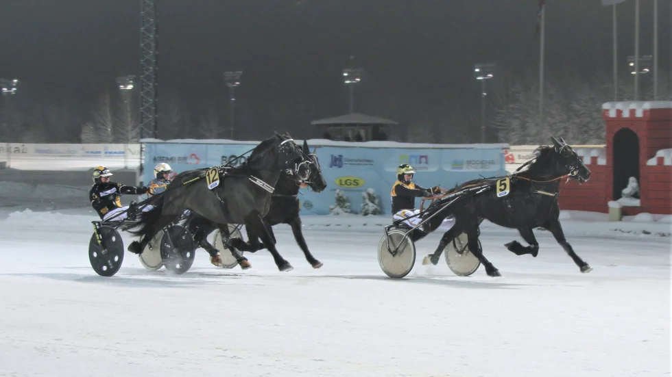 Stjärnstorm (Katarina Palomäki) vinner Hästägarkannan före Hornes Tore (Sandra Eriksson) och Dalsjöemma (Annalena Lindqvist). Annalenas hästar i loppet blev för övrigt trea, femma och sjua.46 000 kronor in till henne. 100 000 till Palomäki som deläger Stjärnstorm.