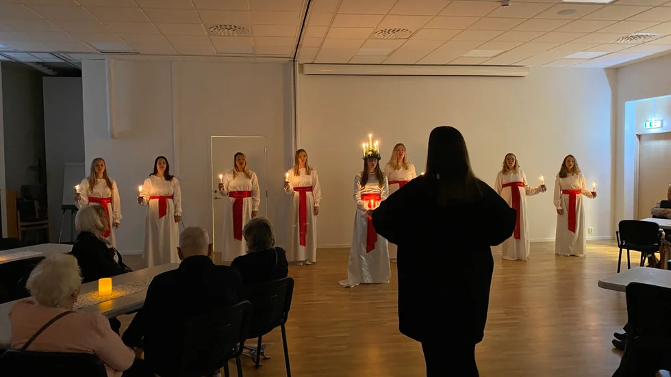Enköpings Lucia under ledning av körledaren Viktoria Strandberg.