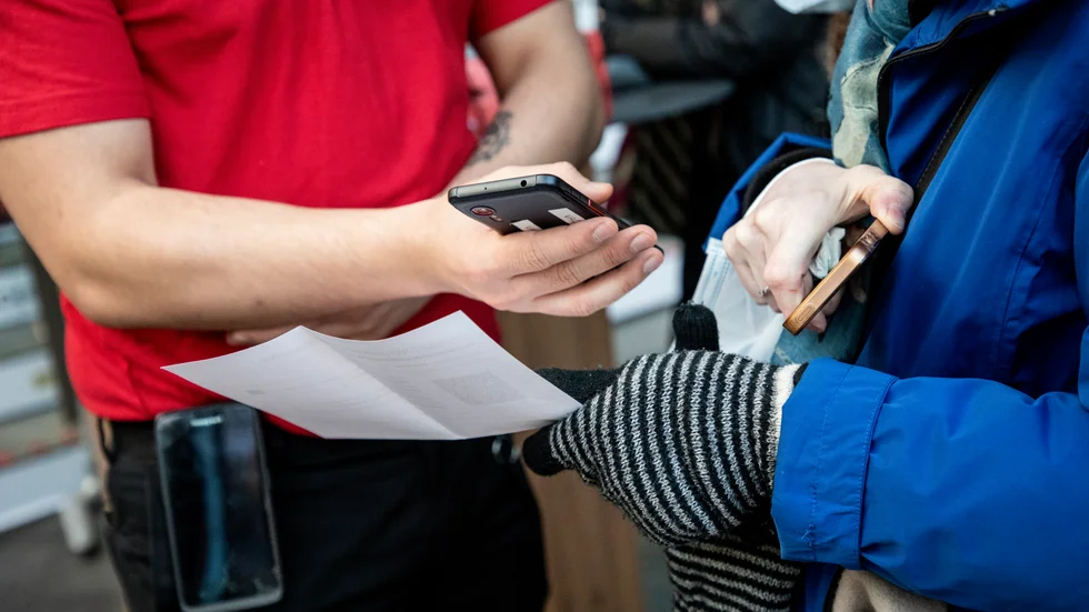 Skanningen av vaccinationsbevis inklusive id-kontroll gör att publiken behöver vara ute i lite mer god tid än vanligt.