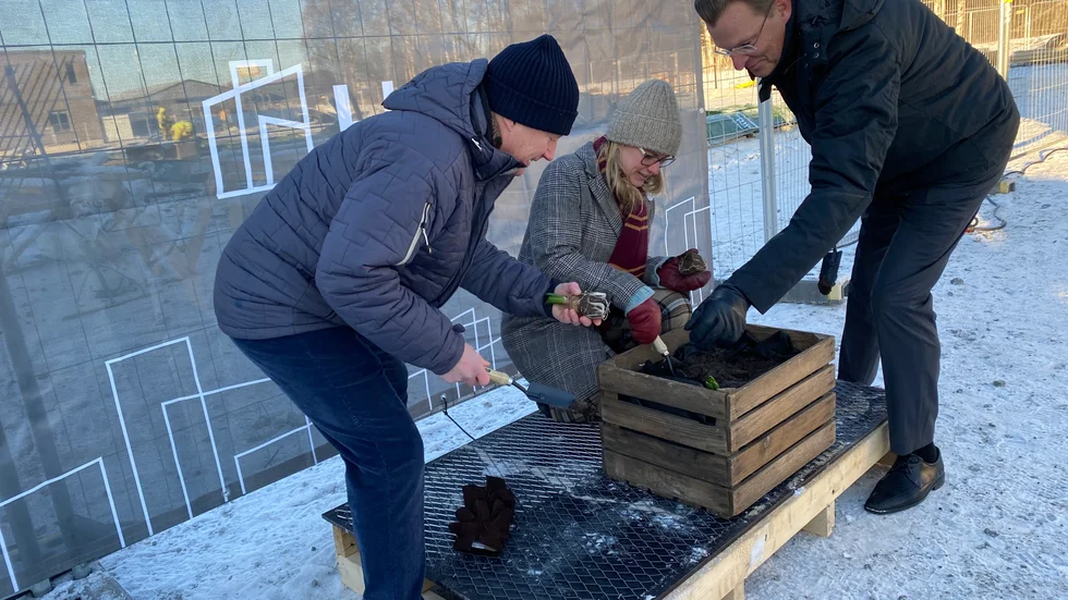 Ponus Ekman, ägare till Bergsundet, Ulrika Ornbrant, kommunalråd och Patrik Emanuelsson, vd för fastighetsbolaget Heba, hjälptes åt med det symboliska startskottet för bygget i Älvdansen.