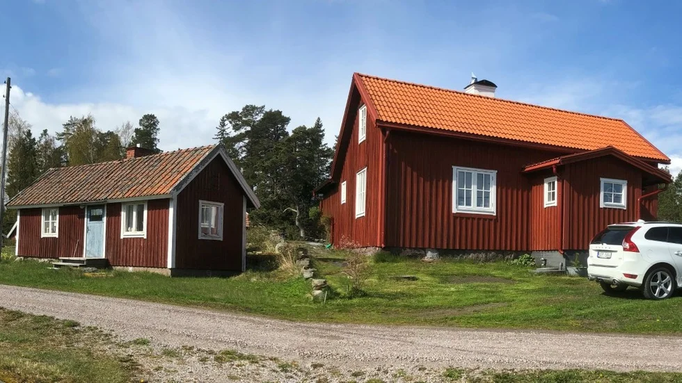 Kommunen sa ja medan länsstyrelsen sa nej till rivningen av deras kulturhistoriska kokhus (till vänster) i fiskeläget i Fågelsundet. Nu förklarar ägarna Lars och Rose-Marie Bergmark att de vill riva och bygga nytt för att kunna vistas där som pensionärer.