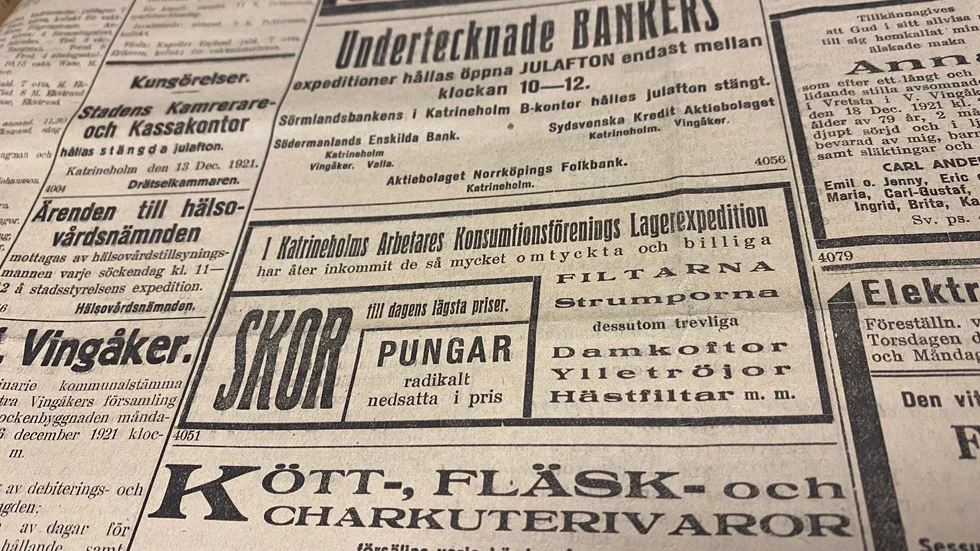 Skor till låga priser, hästfiltar och pungar. Mycket fanns att köpa i Katrineholm, även julen 1921 och bankerna hade öppet på julafton. 
