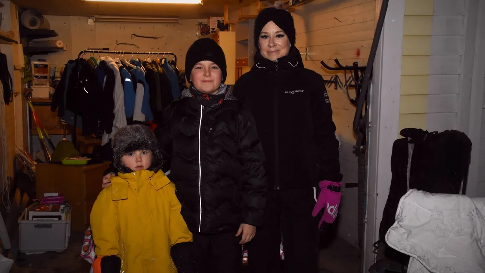 Emma Jonsson tillsammans med sonen Hugo och dottern Agnes ställer ut lådor och säckar med leksaker, kläder och annat inför loppisen. 