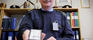 Polismästaren lämnar in brickan