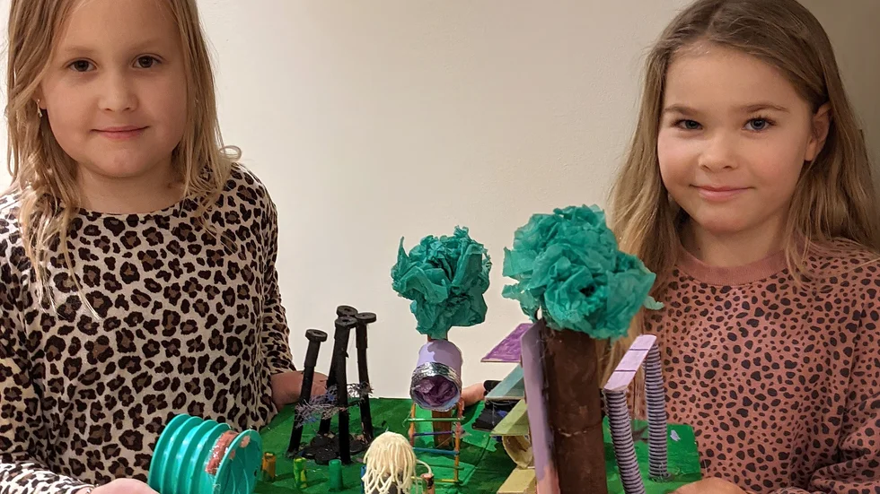 Eleverna Mollie Sjöström och Annie Sundkvist visar en alla framtida husmodeller som eleverna jobbat med.