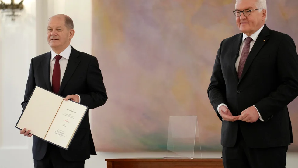 Olaf Scholz tillsammans med förbundspresident Frank-Walter Steinmeier, efter överräckandet av utnämningsurkunden.