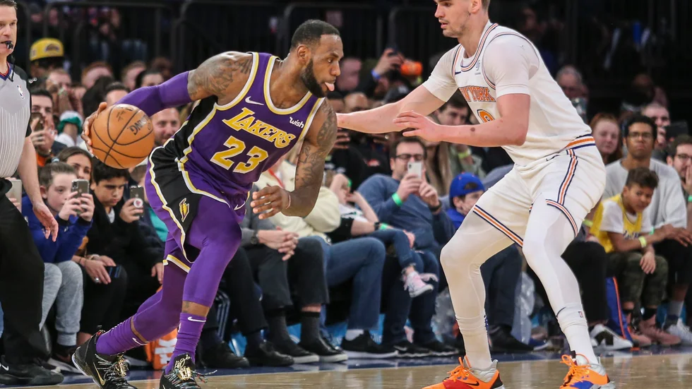 Mario Hezonja, här i duell med Lebron James, när han spelade för New York Knicks i NBA. Kroatiska landslaget har inte gett upp hoppet om att få med sin stora stjärna på europeisk mark.