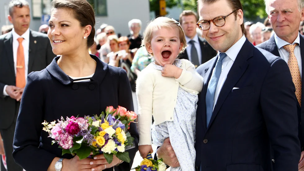 Här ser vi kronprinsessan Victoria, prins Daniel och prinsessan Estelle på Linköpings slott för några år sedan. Prinsessan Estelle är hertiginna av Östergötland. Dagens debattörer vill att hon ska fråntas titeln och att Victorias pappa ska abdikera som kung. 