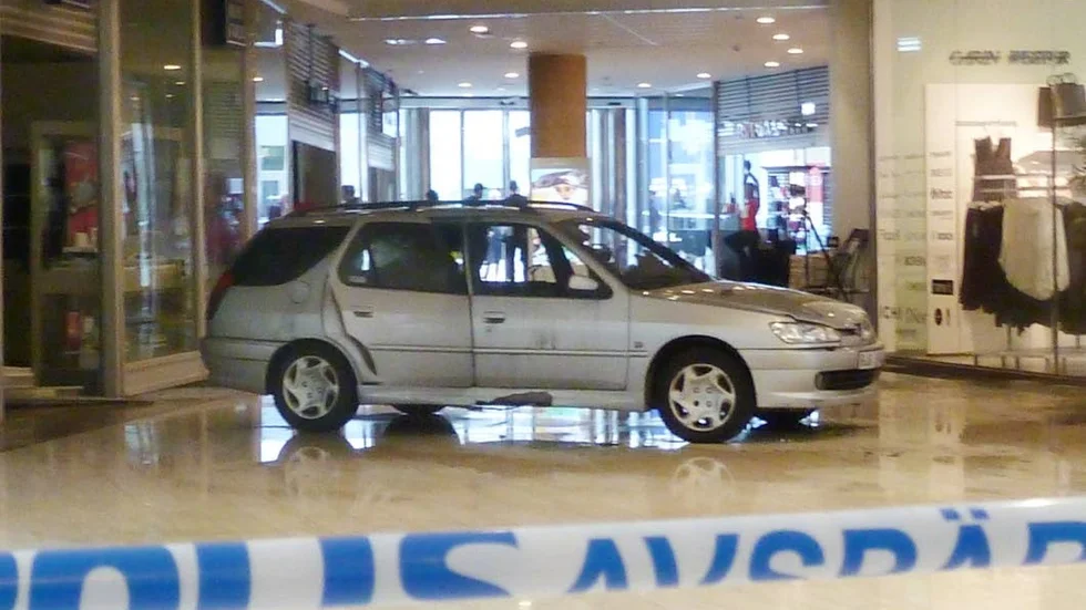 


Natten till måndag körde någon in en bil genom ingången till galleria Linden. 



