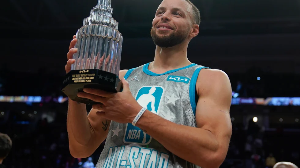 Golden State Warriors Stephen Curry utsågs till mest värdefulla spelare i NBA:s All star-match i söndags.