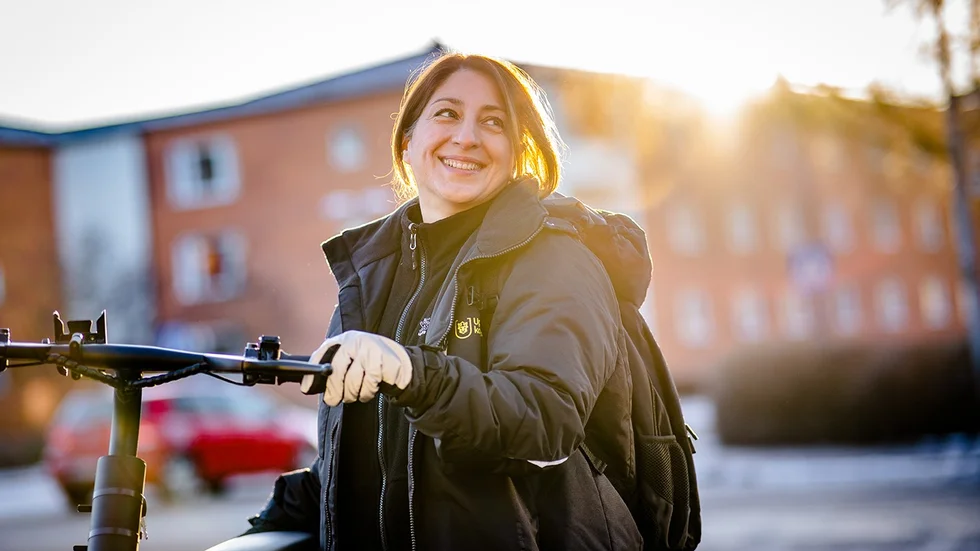 Undersköternskan Naereh Tashakori stortrivs med sitt jobb inom Uppsala kommuns hemvård. Mellan sina hembesök runt om i Svartbäcken tar hon sig ofta på elvässla.