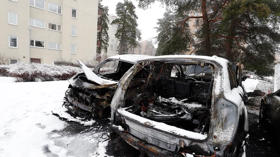 Sent på söndagskvällen började tre bilar på Högbovägen i Fröslunda att brinna. Bilden är tagen på måndagsförmiddagen.