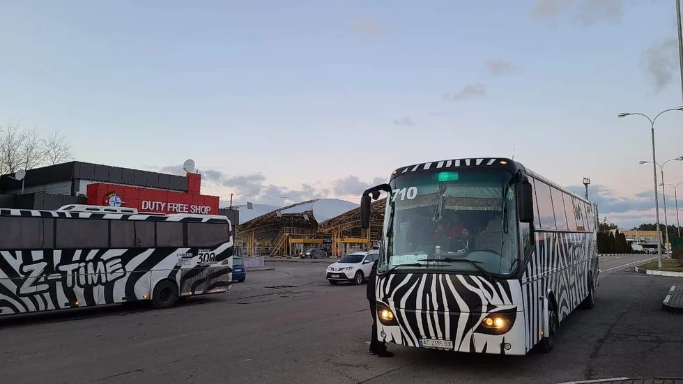 Över 200 personer, varav drygt 170 barn, reser i bussar mot Tyskland och Sverige från Ukraina. Här övernattade de natten mot lördagen.