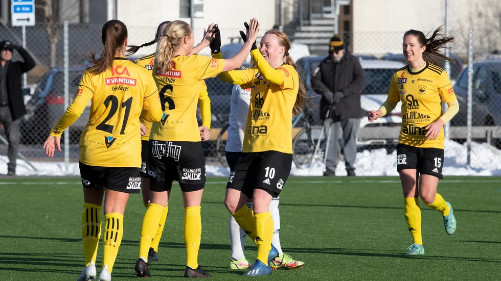 Gusk-spelarna firar ett av sina fem mål för dagen