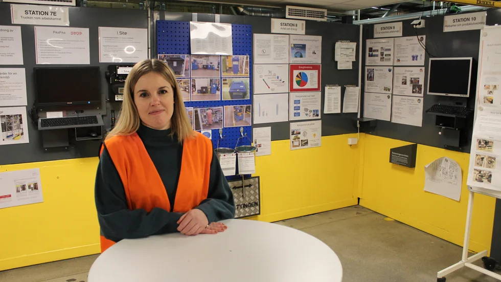 Hållbarhetschefen Maria Välitalo i "dojon" där alla företagets anställda utbildas i miljöarbete, både hållbar produktion, återvinning och arbetsmiljö.