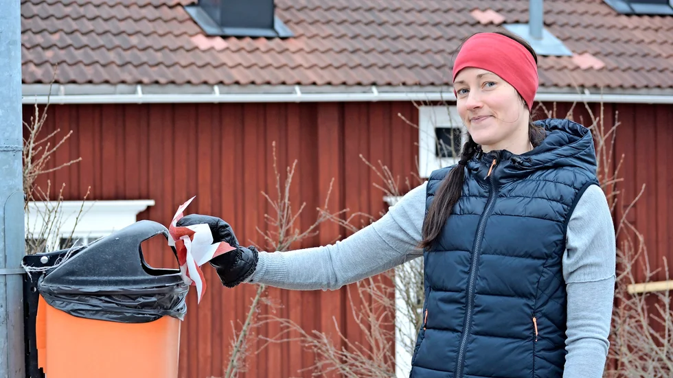 Ebba Bakteman ser till att skräpet hamnar där det hör hemma - i papperskorgen. 