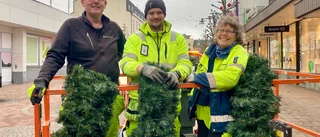Bråda dagar för att få julbelysningen tänd: "Kan bli kortslutning"