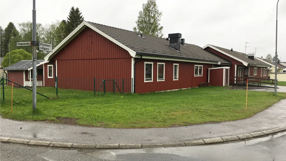 I detaljplanen står det "skola" och därför får igen bostad finnas i detta hus. Platsen är Klostervägen i Bureå. 