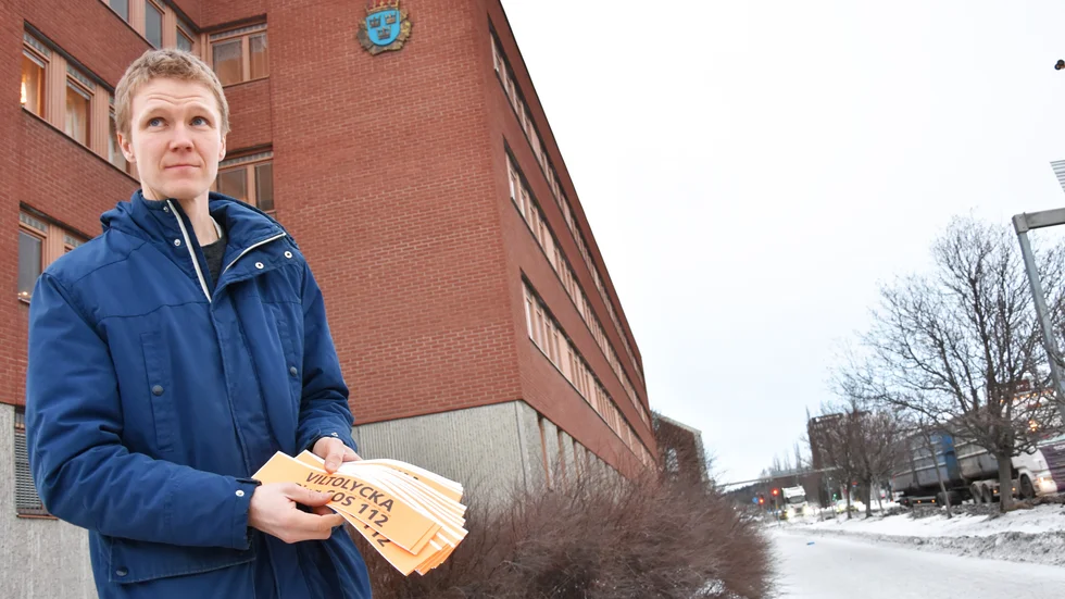 Polisen Anders Sandlund uppmuntrar trafikanter som drabbas att följa lagen: ”Då måste man ta sig de där fem minuterna.”